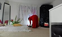कामुक परिपक्व सोनिया का घरेलू वीडियो, एक लंबी लाल पोशाक में उसे चिढ़ाते हुए, प्राकृतिक स्तनों के साथ उसकी बालों वाली अपस्कर्ट, पैर, पैर और कूल्हों को प्रदर्शित करता है।