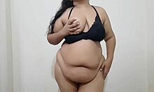 कामुक भारतीय परिपक्व महिला के साथ बड़े स्तन और एक तंग गधा
