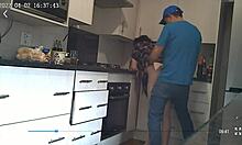 छिपे हुए कैमरे ने धोखा देने वाली पत्नी को रसोई में गड़बड़ करते हुए कैद किया